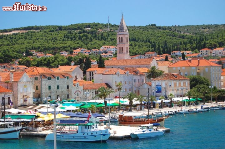 Immagine Supetar, in italiano San Pietro di Brazza, il porto principale dell'isola di Brac, una delle mete mare più importanti della Dalmazia e della Croazia - © darios / Shutterstock.com