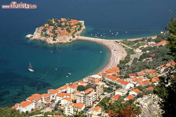 Immagine Sveti Stefan il borgo del Montenegro arroccato sul mare e collegato alle coste adriatiche da un sottile istmo - © Dan Tautan / Shutterstock.com