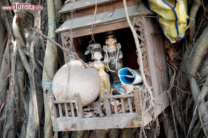 Immagine Tabernacolo con divinità animiste a Yangon, Birmania.