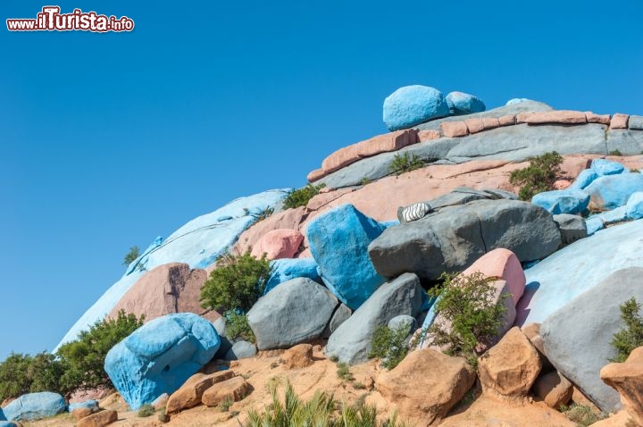 Immagine Tafraoute, Marocco: a sud della città, vicino a  Agard Oudad si trovano le famose "rocce dipinte" opera dell'artista belga Jean Verane, che ha utilizzato 18 tonnellate di vernice per dipingere il deserto di questa porzione della catena dell'Anti Atlante - © javarman / Shutterstock.com