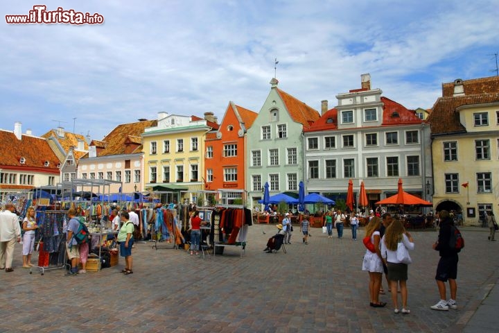 Immagine Le piazze e le strade nel centro di Tallinn sono circondate dalle tipiche case colorate, con le facciate piene di finestre e i tetti a punta - © PixAchi / Shutterstock.com