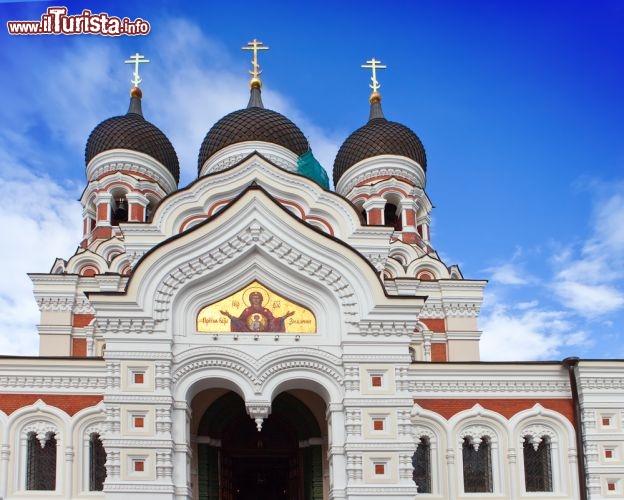 Immagine La Cattedrale di Aleksandr Nevskij, nel centro di Tallinn, è tra le chiese ortodosse più belle dell'Estonia. Abbarbicata in cima al colle di Toompea, nella parte antica della città, domina l'abitato con le sue cupole - © KKulikov / Shutterstock.com