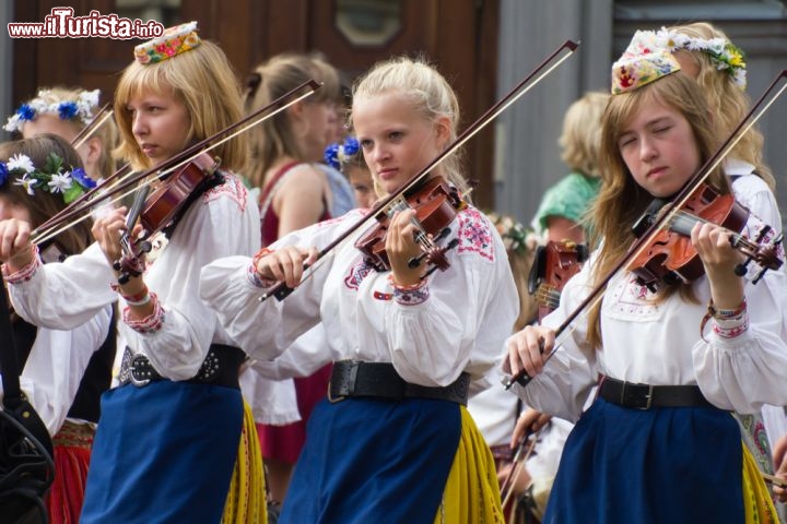 Immagine In estate Tallinn si trasforma in un grande palcoscenico, in occasione dei numerosi festival musicali che animano le strade, le piazze e i teatri della città - © maigi / Shutterstock.com