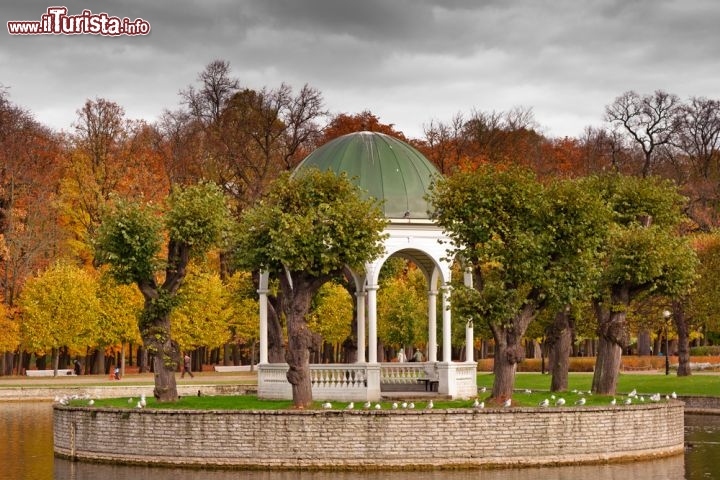 Immagine Il giardino del Palazzo Kadriorg di Tallinn, sede di alcuni uffici del Presidente della Repubblica, fu curato dalla giardiniera Ilya Surmin che creò un piccolo paradiso di alberi, fiori e fontane, tuttora a disposizione del pubblico - © Grigori Savustjan / Shutterstock.com