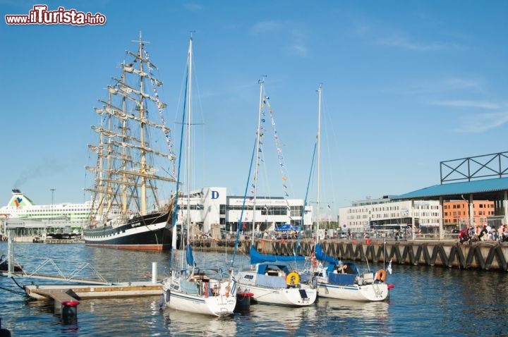 Immagine Durante i "Giorni Marittimi" di Tallinn, nel mese di luglio,  potrete ammirare il  veliero Krusenshtern ormeggiato sul lungomare - © Igor Sokolov (breeze) / Shutterstock.com