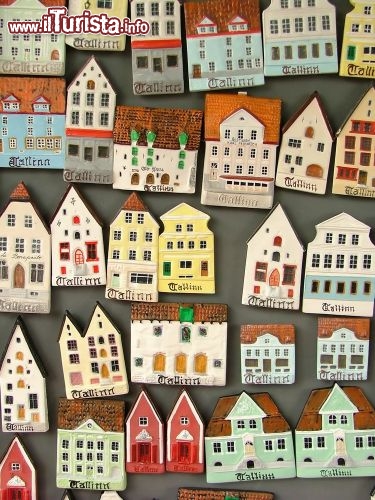 Immagine Le tipiche case di Tallinn (Estonia) con i tetti a punta diventano souvenir venduti ai mercatini, natalizi e non solo - © Ragne Kabanova  / Shutterstock.com