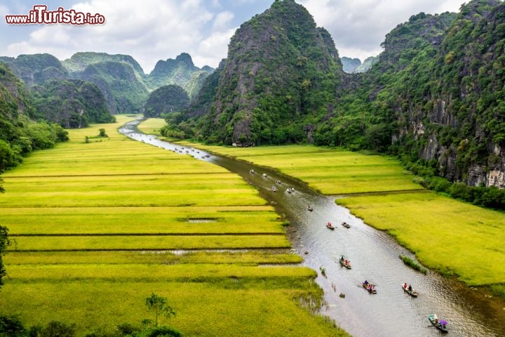 Immagine Tam Coc: il panorama della provincia di Ninh Binh, in Vietnam, ricorda un po' un altro paesaggio vietnamita, ovvero Halong Bay, con le sue caratteristiche formazioni rocciose - Foto © Hoang Cong Thanh / Shutterstock.com