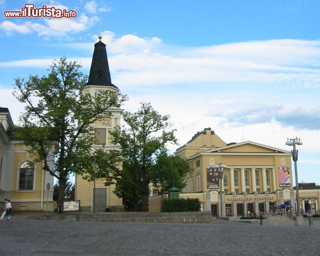 Immagine Piazza Keskustori e il teatro di Tampere, Finlandia - La piazza centrale di Tampere ospita fra i vari edifici anche il teatro cittadino dove si svolgono eventi culturali e musicali