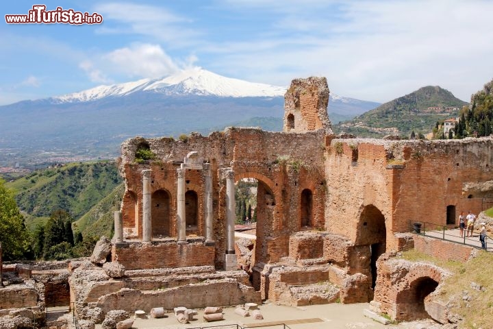 Immagine Il teatro greco di Taormina e sullo sfondo l'Etna innevato. Dagli anni '50 questa struttura ospita spettacoli di ogni genere che spaziano da concerti sinfonici a balletti sino a cerimonie di premiazione - © World Images - Fotolia.com