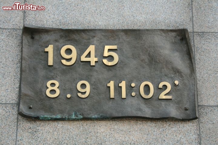 Immagine Una targa nel cuore di Nagasaki (Giappone), nel Parco della Pace, segnala il punto di esplosione della bomba atomica del 1945 - © Sam DCruz / Shutterstock.com