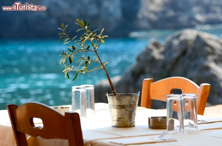 Immagine Taverma greca tipica, sul mare. Siamo sull'isola di Folegandros alle isole Cicladi (Grecia) - © Aleksandar Mijatovic / Shutterstock.com