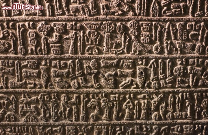 Immagine Tavoletta con scrittura degli Ittiti esposta nel favoloso Museo delle Civiltà Anatoliche di Ankara in Turchia. Conserva al suo interno delle opere d'arte di valore inestimabile - © zebra0209 / Shutterstock.com