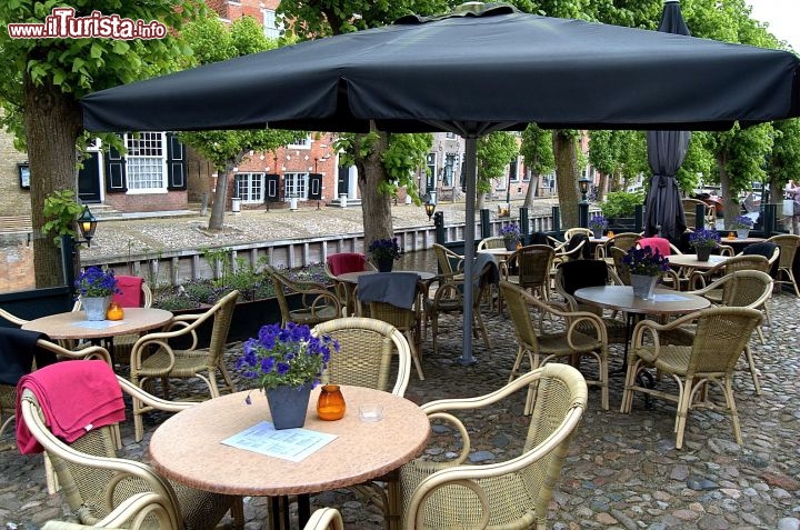 Immagine Tavoli all'esterno di un bar nel cuore di Sloten in Olanda