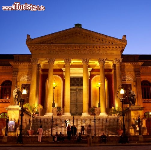 Immagine Il Teatro Massimo di Palermo (Sicilia), intitolato a Vittorio Emanuele, è il più grande teatro lirico d'Italia e tra i maggiori d'Europa. Il complesso monumentale - che oltre al teatro vero e proprio comprende eleganti sale di rappresentanza, scaloni e gallerie - vanta una superficie di 7.700 mq. All'epoca dell'apertura, nel 1897, suscitò grande scalpore - © bepsy / Shutterstock.com