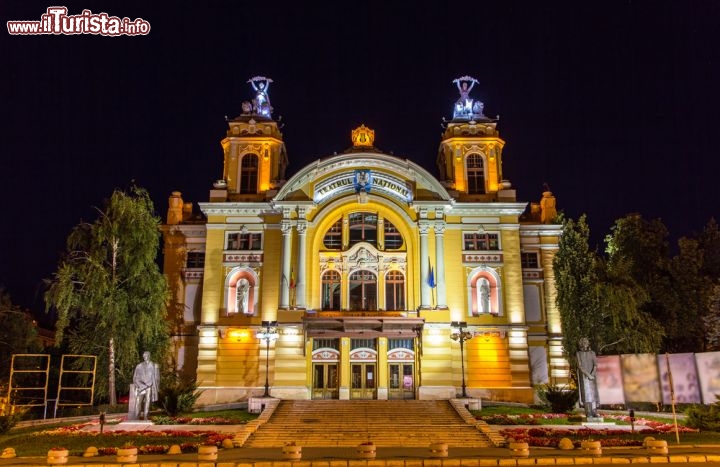 Immagine Veduta notturna del Teatro Nazionale di Cluj Napoca, Romania - Costruito fra il 1904 e il 1906 dagli architetti austriaci Fellner e Helmer, il teatro è stato supportato esclusivamente da fondi privati. Ha una capienza di 928 posti a sedere ed è in stile neo barocco © Leonid Andronov / Shutterstock.com