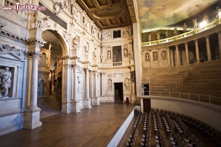 Immagine Il Teatro Olimpico di Vicenza fu progettato da Andrea Palladio nel 1580, su commissione dell'Accademia Olimpica, per mettere in scena commedie classiche. Oggi, divenuto bene Patrimonio dell'Umanità dell'UNESCO, è usato per eventi culturali e concerti. Una curiosità: vi si ammirano ancora le celebri scene fisse in legno di Vincenzo Scamozzi, le uniche di età rinascimentale ad essersi conservate sino ad oggi.- © Jorg Hackemann / Shutterstock.com