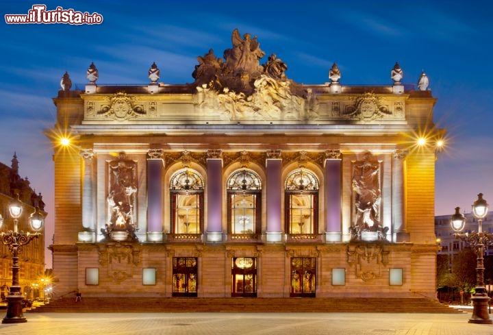 Immagine Il grande Teatro dell'Opera di Lille, Francia. Una bella immagine notturna dell'Opéra di Lille, monumento storico francese dal 1999. Costruito in stile neoclassico fra il 1907 e il 1913, l'edificio venne inaugurato ufficialmente nel 1923. A progettarlo fu l'architetto Louis Marie Cordonnier che si ispirò all'architettura del teatro all'italiana - © Perig / Shutterstock.com