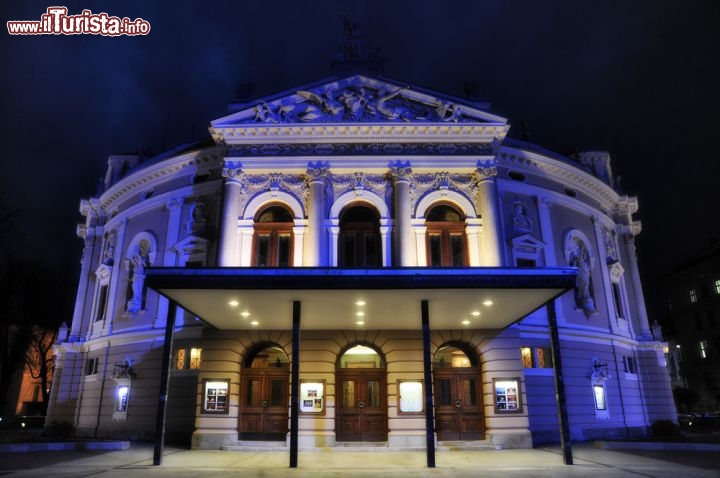 Immagine Teatro dell'Opera di Lubiana (Ljubljana). Vista notturna del più importante teatro della lirica in  Slovenia - © dohtar / Shutterstock.com