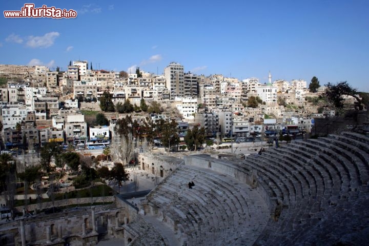 Immagine il Teatro Romano di Amman in Giordania: sullo sfondo un quartiere della città, posto su di uno dei sette colli dell'antica Filadelfia - © Matej Hudovernik / Shutterstock.com