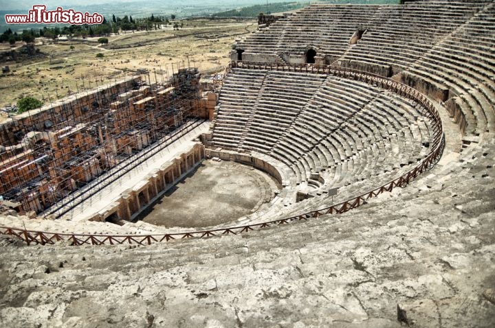 Immagine Il grande teatro della città di Hierapolis che assieme a Pamukkale è uno dei Patrimoni UNESCO della Turchia. Ogni anno oltre 1 milione e mezzo di turisti vengono qui a vedere le sorgenti termali del cosiddetto "Castello di Cotone" ed i resti del sito archeologico, che include rovine greche, romane e bizantine - © In Green / Shutterstock.com