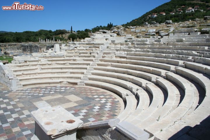 Immagine Il teatro di Messini, Grecia - Importanti testimonianze artistiche e storiche evidenziano il glorioso passato di questa regione dove sono stati rinvenuti reperti risalenti al periodo miceneo, classico, ellenico e bizantino. In questa immagine, il teatro di Messini, costruito nel 389 a.C., famoso luogo d'incontro fra re Filippo di Macedonia e Arato di Sicione avvenuto nel 214 a.C. dopo la rivolta del popolo messenico © Styve Reineck / Shutterstock.com