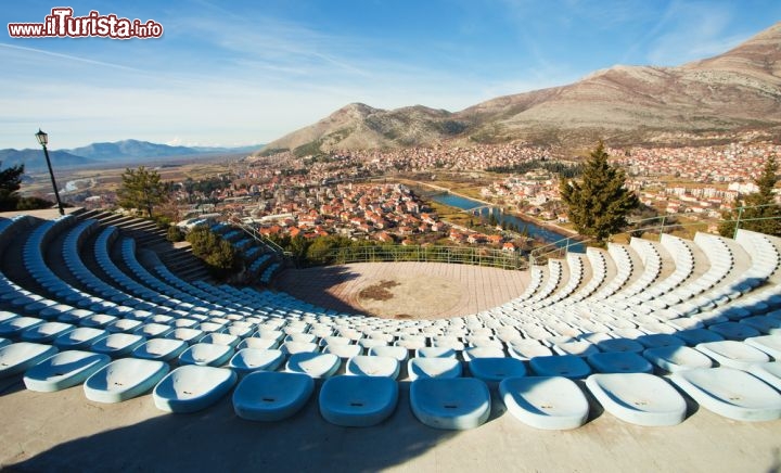 Immagine Teatro di Crkvina, Trebinje - Il panorama di cui abitanti e turisti possono godere da qui è fra i più affascinanti di tutta la città. Sulle colline di Crkvina si trova infatti uno splendido teatro che ospita eventi culturali e musicali organizizati, sia in inverno che in estate, accompagnati da un'impagabile vista sul borgo sottostante e sul fiume che attraversa Trebinje © draganica / Shutterstock.com