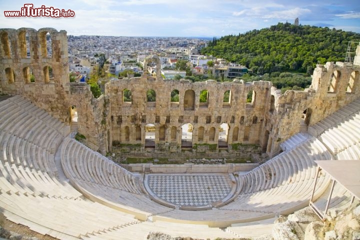 Immagine Il Teatro di Erode Attico (Odeion Herodes Atticus) si trova ad Atene a sud della scarpata rocciosa dell'Acropoli. Costruito ai tempi della dominazione romana, e fu un opera voluta da un ricco ateniese, chiamato Erode Attico che lo dedicò alla moglie scomparsa, Appia Annia Regilla. In origine il teatro era coperto da un tetto in legno. Oggi, restautrato, è uno dei luoghi privilegiati per gli spettacoli estivi, specialmente durante il Festiva Ateniese. Qui si esibì anche la Callas e il celebre musicista Mikis Teodorakis. All'epoca del suo splendore il teatro poteva ospitare circa 5.000 spettatori - © V. J. Matthew / Shutterstock.com