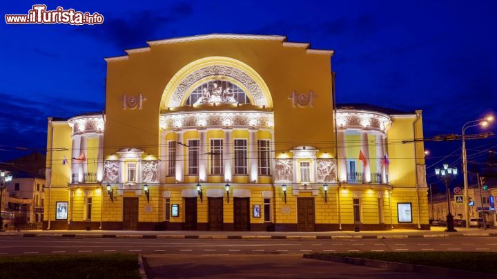 Immagine Teatro di Yaroslavl, Russia  - Una suggestiva immagine notturna del teatro Volkov di Yaroslavl dove si formò anche la prima compagnia teatrale russa. L'edificio attuale risale al 1911 © dimbar76 / Shutterstock.com