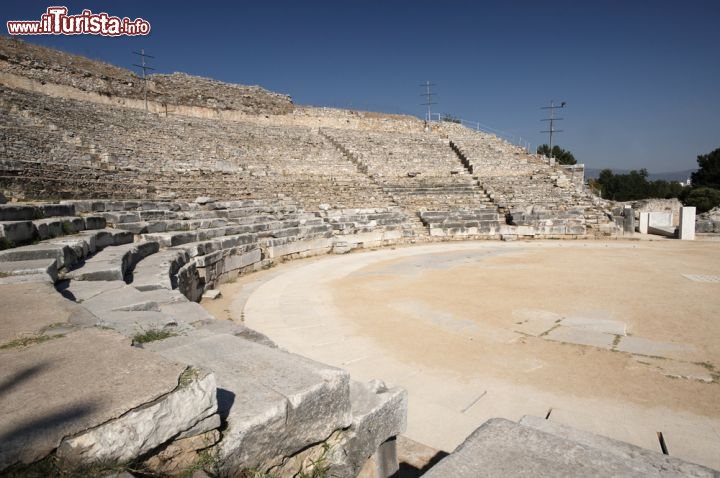 Immagine Il teatro greco di Filippi, Grecia  - Nel quartiere sud di Kavala, la via Egnatia era l'antica arteria della Filippi di epoca romana. La strada, su cui si possono osservare i solchi scavati dai carri, conduce alle vestigia del foro edificato in gran parte durante il regno dell'imperatore Marco Aurelio, al mercato e alla basilica dei Pilastri, costruzione quest'ultima che non venne mai terminata, e alle latrine ancora oggi ben conservate. Le imponenti rovine del teatro greco di Filippi testimoniano il glorioso passato storico di questa antica località della Macedonia © vlas2000 / Shutterstock.com