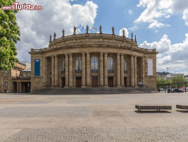 Immagine La Casa dell'Opera di Stoccarda, con le sue colonne e le sue statue classiche, ricorda un maestoso tempio greco. Fondato all'inizio del Novecento e ristrutturato negli anni Ottanta, fa da sfondo a esibizioni di danza classica e stagioni operistiche - © Horst Eisele / Shutterstock.com