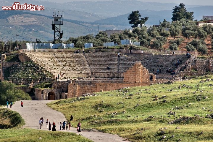 Immagine Il Teatro Meridionale di Gerasa: a Jerash troviamo due teatri, quello presso la porta sud della città (vedi foto) ed un'altra grande arena a nord, uno dei teatri più belli della Giordania