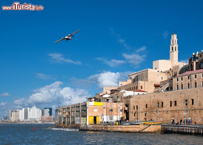 Immagine Le case e il campanile della chiesa di San Pietro a Giaffa, a pochi chilometri da Tel Aviv, Israele. La piccola località marittima fu il principale porto della Palestina in età medievale, collegato a Venezia da una linea di galee che traghettavano i fedeli europei diretti in pellegrinaggio in Terrasanta - © makarenko7 / Shutterstock.com