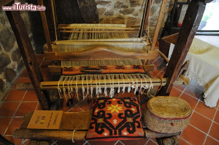 Immagine Famoso per la produzione e tessitura di tappeti, realizzati con antichi telai di legno, Aggius ospita nel Museo Etnografico la mostra permanente del tappeto aggese e laboratori dove le tessitrici del borgo insegnano a lavorare lane e filati colorati con erbe e prodotti naturali.