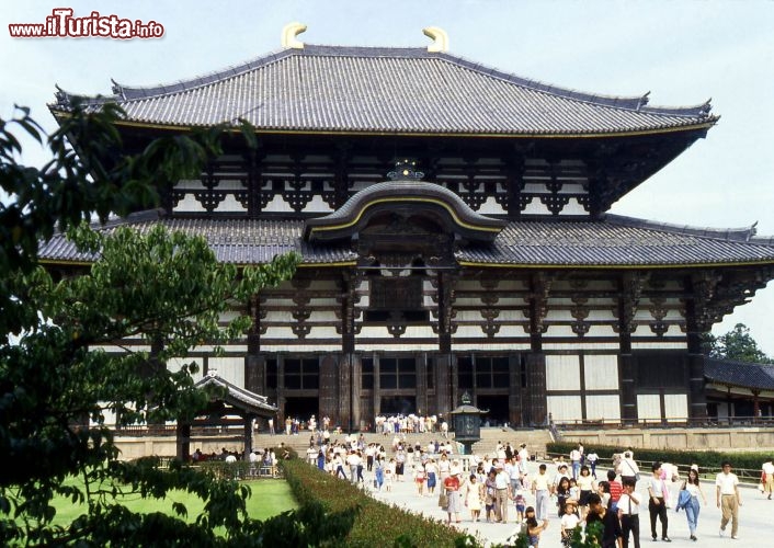 Immagine Tempio a Kyoto, Giappone - Conosciuta anche con i nomi di Kinki e Kinai, la regione giapponese del Kansai si trova nella zona centrale dell'isola principale del Sol Levante, Honshu. Il dipartimento di Kyoto, che fa parte di questo territorio, ospita diversi edifici religiosi fra cui il tempio fotografato in questa suggestiva immagine. Foto di Giulio Badini 