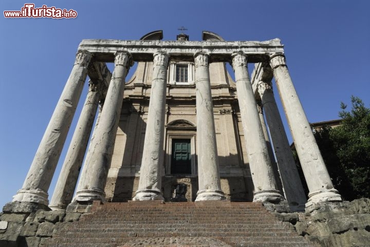 Immagine Il Tempio di  Antonino e Faustina nel Foro di Roma. La chiesa cattolica è invece dedicata a San Lorenzo in Miranda - © pippa west / Shutterstock.com