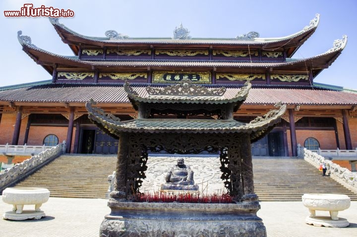 Immagine Tempio Bai Dinh, Ninh Binh: pur trattandosi di un tempio molto nuovo e moderno, è veramente molto spettacolare ed affascinante. Sorge su una collina calcarea a pochi km da Ninh Binh - Foto © Truong Cong Hiep / Shutterstock.com