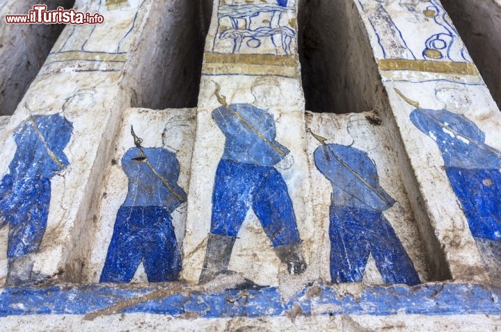 Immagine Particolare del Tempio Chai Sri a Khon Kaen, Thailandia - Le tonalità del blu e dell'azzurro contraddistinguono i motivi decorativi che ornano uno dei più importanti templi della città, il Chai Sri. Situata a 445 km da Bangkok, Khon Kaen è spesso utilizzata dai viaggiatori come base per visitare molte città dell'Isaan superiore. E' anche un prestigioso centro della seta dell'area nord orientale del paese con numerosi villaggi che producono questo raffinato tessuto utilizzando le antiche tecniche di un tempo © Jirabu / Shutterstock.com