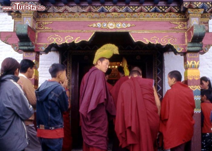 Immagine Tempio Erdene Zuu Mongolia fedeli e Monaci - Foto di Giulio Badini / I Viaggi di Maurizio Levi