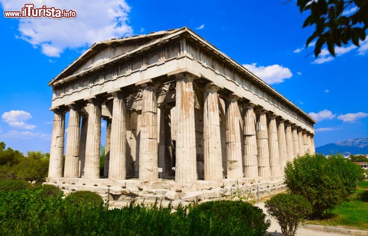 Immagine Il Tempio di Hephaisteion (Efaistièion), si trova nell'Agorà di Atene in Grecia. E' conosciuto con l'appellativo di Theseion, daco che i due fregi presenti nelle metope settentrionali e meridionali raffigurano le imprese dell'eroe greco, famoso per aver ucciso il minotauro. E' uno dei templi meglio conservati della capitale della Grecia - © Tatiana Popova / Shutterstock.com