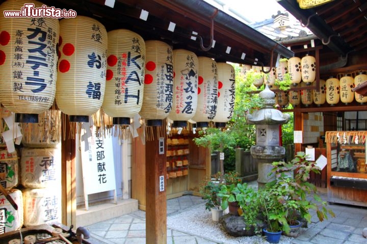 Immagine Tempio Shinto a Kyoto, Giappone - L'ingresso di un tipico tempio dedicato alla fede shintoista, religione nativa del Giappone. Il termine shinto nacque nel VI° secolo quando fu necessario distinguere la tradizione religiosa originaria del paese da quella buddista di più recente importazione. Letteralmente il termine significa "via del divino" © col / Shutterstock.com