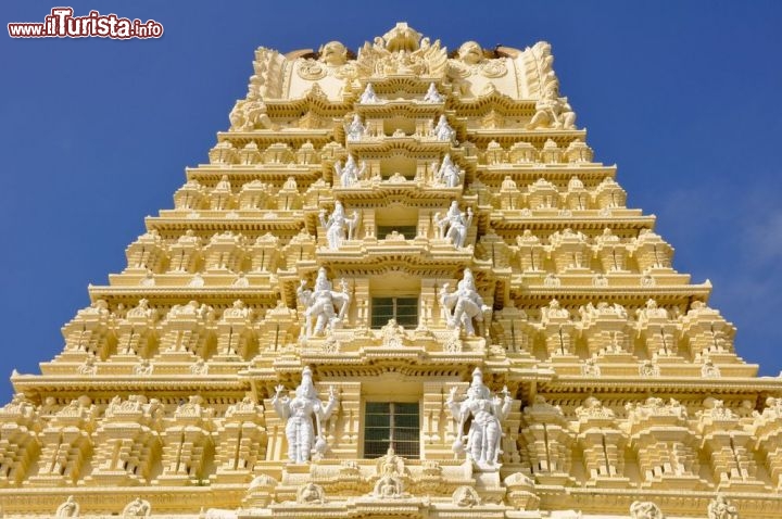 Immagine Il Tempio Sri Chamundeswari sulla Chamundi Hill a Mysore in India - © Alberto Loyo / shutterstock.com