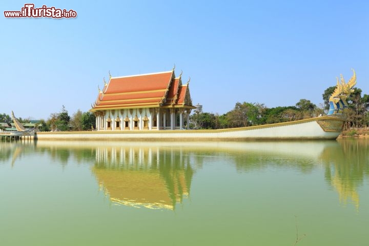 Immagine Riflessi sull'acqua a Ubon Ratchathani, Thailandia - In una terra dove i templi sono la testimonianza delle fede religiosa del popolo thailandese, la regione di Ubon Ratchathani rappresenta il fiore all'occhiello del paese con i suoi tanti templi, antichi e più recenti, costruiti anche nella giungla. In questa immagine, un suggestivo edificio sacro si riflette nelle acque del fiume Mae Nam Mun © Donjiy / Shutterstock.com