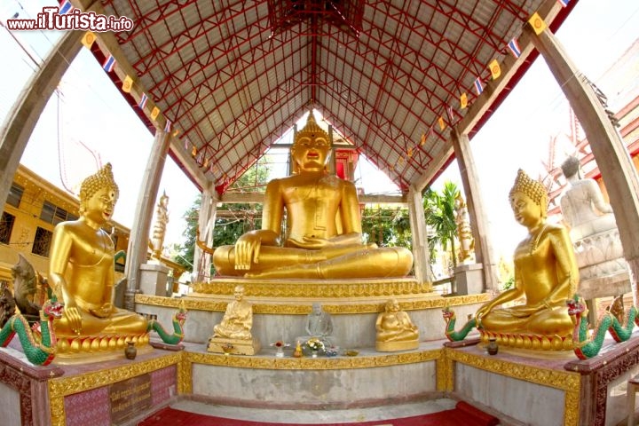 Immagine Fotografia panoramica del tempio Wat Thai, a Ubon Ratchathani  - Come in molti altri stupa di Ubon e dintorni, anche nel tempio Wat Thai la devozione dei fedeli si esprime davanti alle statue votive ospitate al suo interno sotto il caratteristico tetto a pagoda © KiddaiKiddee Studio / Shutterstock.com