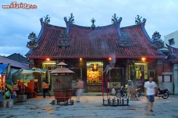 Immagine Tempio cinese a GeorgeTown: la città si trova sull'isola di Penang in Malesia - © katatonia82 / Shutterstock.com