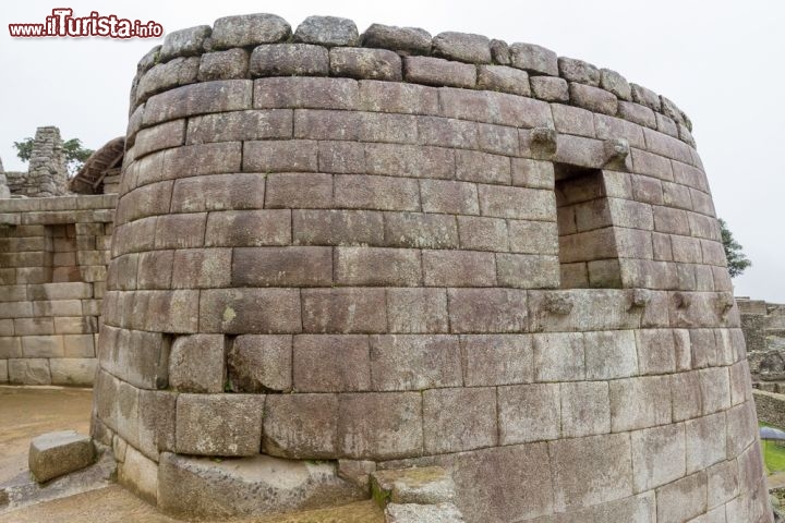 Immagine Tempio del Sole a Machu Picchu, Perù - Vi si accede per una porta a doppio battente che all'epoca era permanentemente chiusa. La costruzione principale del Tempio del Sole è conosciuta come El Torreon cioè un torrione dai blocchi finemente lavorati. Edificato probabilmente con la funzione di mausoleo, si crede che in alcune delle sue grandi nicchie vi riposassero delle mummie. Fu utilizzato anche per cerimonie del solstizio di giugno - © Pablo Hidalgo - Fotos593 / Shutterstock.com