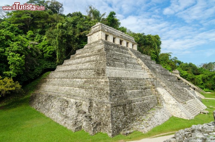 Immagine Il Tempio delle Iscrizioni di Palenque, in Messico, poggia su una piramide alta 27,2 m, e le pietre più grandi che lo compongono pesano da 12 a 15 tonnellate. Il volume totale di piramide e  empio è di 32.500 metri cubi.   - © Jess Kraft / Shutterstock.com