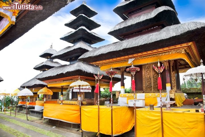 Immagine Interno del complesso di Templi di Pura Besakih che si trovano presso il villaggio di Agung a Bali in Indonesia. E' considerato il luogo più vasto è santo tra la popolazione hindu dell'isola dell'arcipelago della Sonda. Il tempio principale di questosito è il Pura Penataran Agung. E' considerato un luogo sacro e protetto dagli dei: nel 1963 un potente eruzione del vulcano Agung che uccise circa 1700 persone minacciò anche Pura Besakih, ma la lava arrivo a lambire i templi senza toccarli - © Aleksandar Todorovic / Shutterstock.com