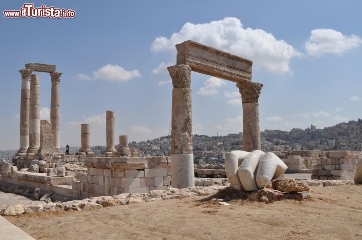 Immagine il Tempio di Ercole nella Cittadella Romana di Amman, la capitale della Giordania. La costruzione fu eretta nel secondo secolo dopo Cristo dall'Imperatore Marco Aurelio- © Ahmad A Atwah / Shutterstock.com