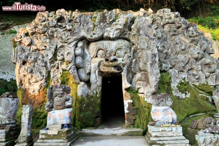 Immagine Fotografia del tempio di Goa Gajah: questo particolare sito religioso si trova a Bali in Indonesia. E' chiamato con il nome di Grotta dell'Elefante e venne costruito nel nono secolo. E' Patrimonio dell'UNESCO dal 1995 - © takepicsforfun / Shutterstock.com