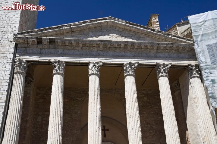 Immagine La facciata del Tempio di Minerva conserva le sei colonne scanalate originarie, i capitelli corinzi e i plinti poggianti sulla scalea d'accesso. Questo edificio risulta essere tra i templi romani meglio conservati del mondo antico - © Mi.Ti. / Shutterstock.com